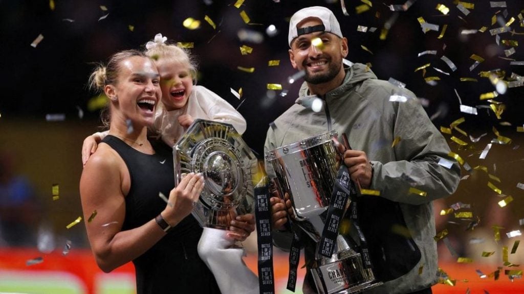 足球报：浙江队花4亿是谣言；韦世豪、李磊先后来做康复（足球报辟谣：浙江队4亿投入不属实，韦世豪、李磊先后进行康复）