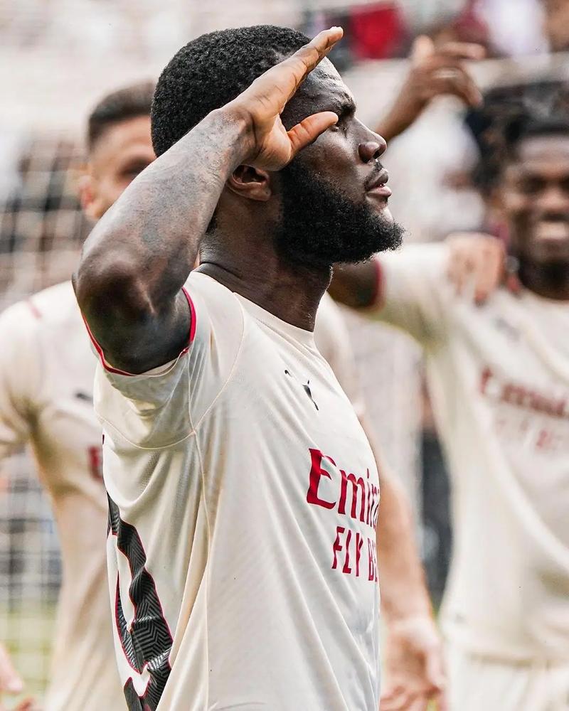 欧冠-拉菲尼亚绝杀莱万双响 巴萨5-4本菲卡（欧冠：拉菲尼亚压哨制胜，莱万梅开二度，巴萨5-4险胜本菲卡）