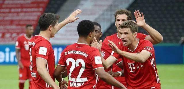 迈尼昂在加比亚社媒动态下留言，后者回复：请续约（迈尼昂在加比亚动态下互动，加比亚回复：请续约）