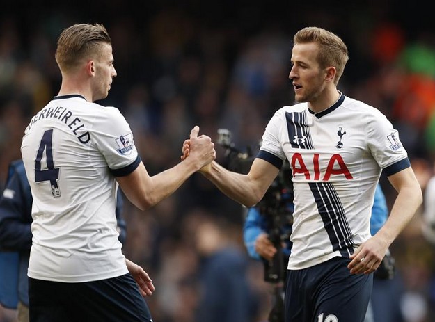 克尼佩尔超高难度后仰三分命中，黄蜂&猛龙进入加时赛！（克尼佩尔后仰高难三分飙中，黄蜂与猛龙战至加时！）