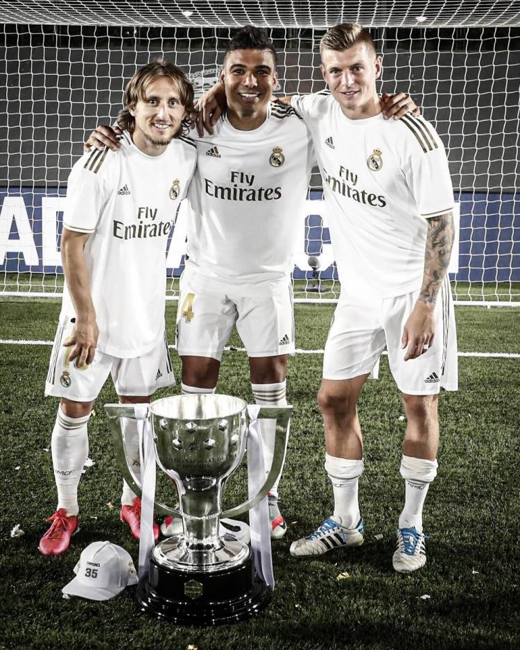 中超俱乐部欠薪问题严峻，准入审核难度大，职业化进程仍不完善。（中超俱乐部欠薪普遍，准入门槛提升，职业化建设仍待完善）