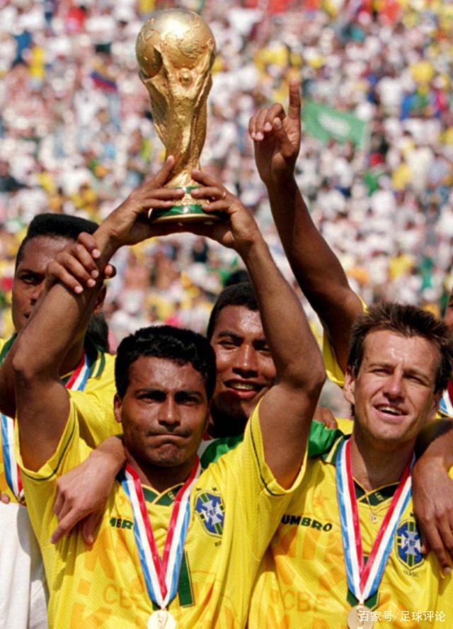 阿图什杯球员进球后跑上看台给母亲献花，后两黄变一红被罚下（阿图什杯球员破门后爬上看台向母亲献花，随即两黄变红遭罚下）