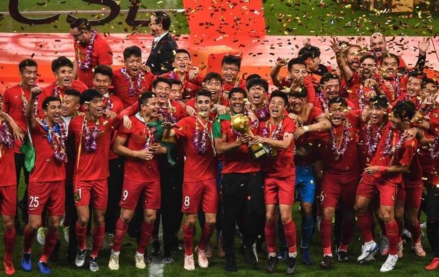 绿茵场上的百年世仇，皇马与巴萨，一场足球背后的政治战争（皇马与巴萨：百年宿敌，球场之外的政治角力）